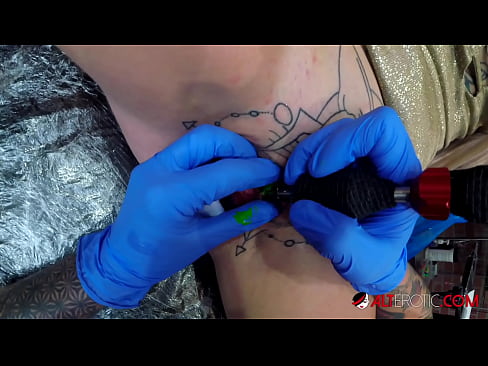 ❤️ Tsis tshua muaj tattooed hottie Sully Savage tau txais tattoo ntawm nws clitoris ❤️  Porno  ntawm peb hmn.mysexpics.ru% ﹏
